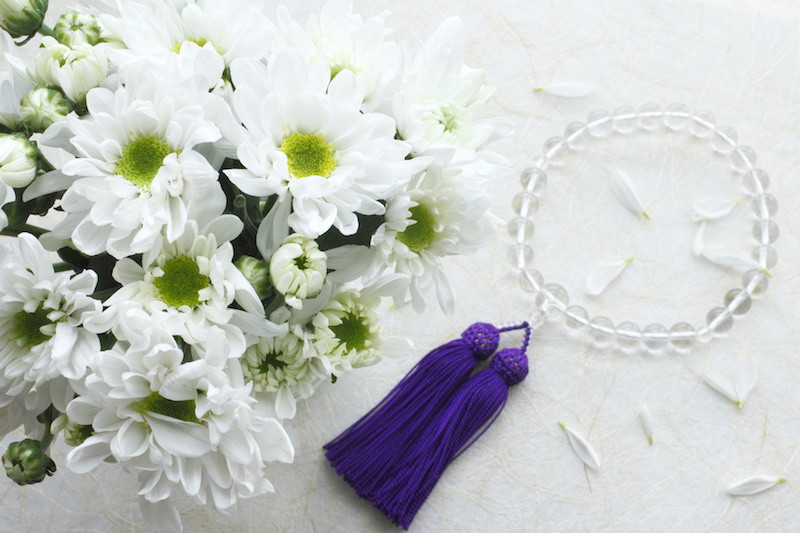 クリア素材の数珠と白い花